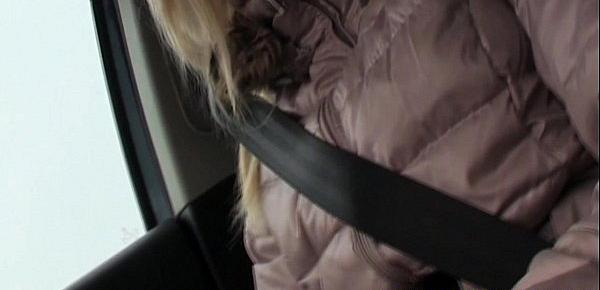  Amateur hitchhiker cheats on her bf with driver